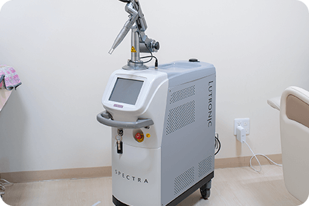 シミ取り・シミ治療に使用されるQスイッチNd YAGレーザーの機器画像