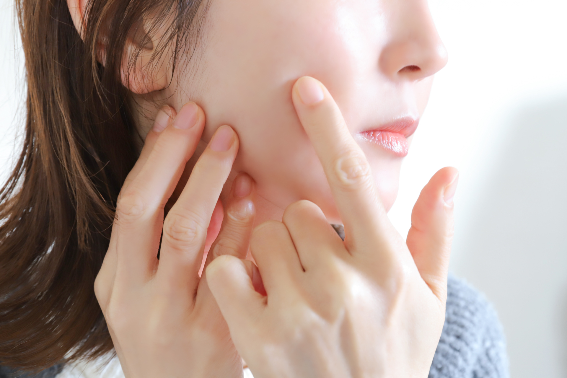 しみに悩んでいる女性の画像